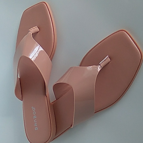 BAMBOO Women's Nude Color Patent Leather Sandals New In  Box - Picture 2 of 4